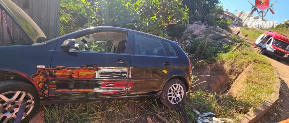 Carro fica lateralizado em barranco próximo à linha do trem no Guará