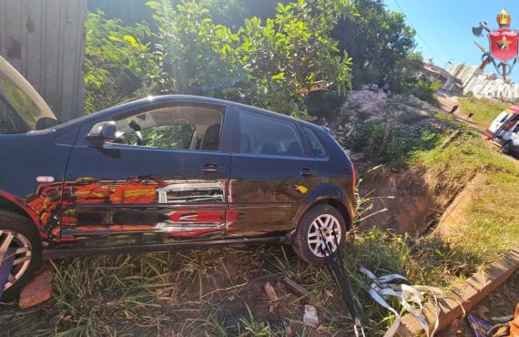 Carro fica lateralizado em barranco próximo à linha do trem no Guará